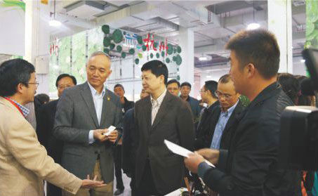 原浙江省常務(wù)副省長(zhǎng)蔡奇在臺(tái)州市委書(shū)記吳蔚榮和市長(zhǎng)張兵等領(lǐng)導(dǎo)陪同下詳細(xì)了解玉環(huán)火山茶發(fā)展情況。
